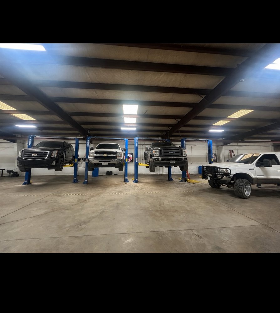 Crankshaft grinding and machining at Five Star Engine Rebuilders, Dallas, TX